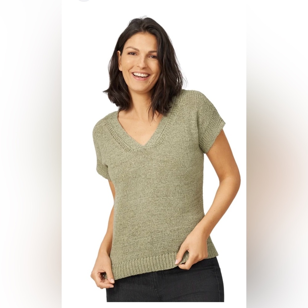 NWT Melissa Paige V Neck Yarn Sweater